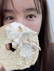 女優ユン・ウネ、ベーグルより小さい顔でパン好きを告白＝「おいしくて幸せ」