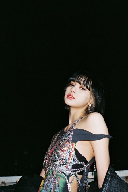 公式】「BLACKPINK」のLISA、本日（3/27）誕生日を記念した写真集