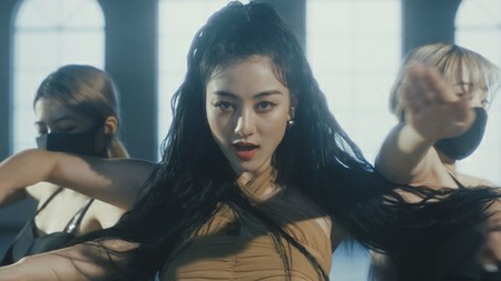 ジヒョ（TWICE）、単独パフォーマンス映像を公開＝Camila Cabello ＆ Greyの「Crown」をカバー