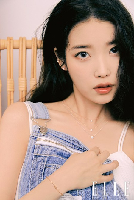 歌手IU（アイユー）、清涼感あふれるファッション画報公開