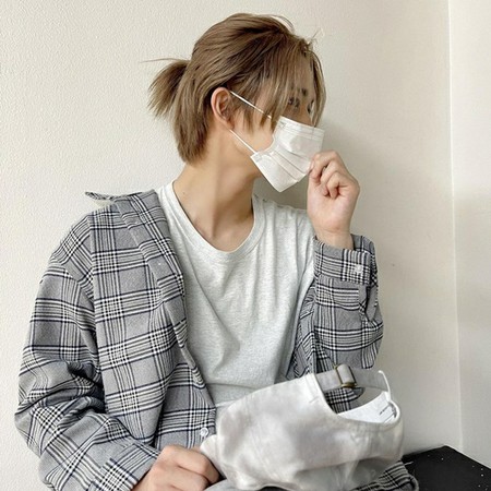 CIX」ぺ・ジニョン、本当に練習着？チェックシャツにスウェットで