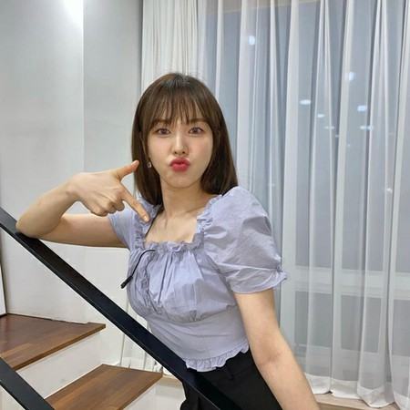 Red Velvet」ウェンディ、かわいいブラウスを着て妖精ビジュアル