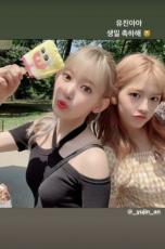 ネットオフ 送料得店  宮脇咲良（元IZ*ONE）、アン・ユジンとのツーショット写真投稿し タレントカード