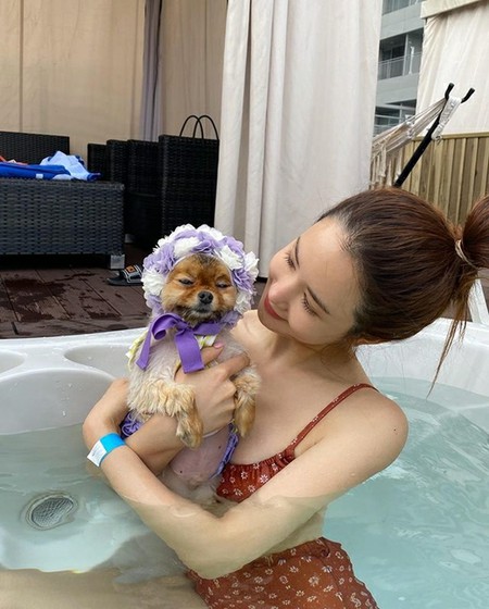 女優イ ダヘ 愛犬とプールで楽しく遊ぶ姿を公開 泳ぐのは諦めよう 記事詳細 Infoseekニュース