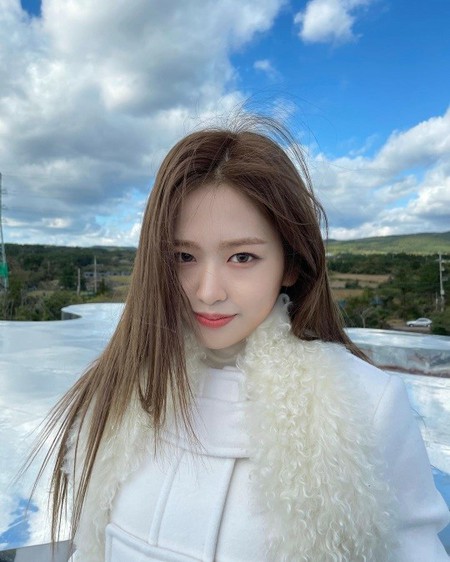 IVE」アン・ユジン、キリッとしたまなざしで清純な美貌を披露