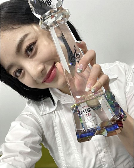 ジヒョ（TWICE）、「ミュージックバンクで1位、ジョンヨンマネージャー