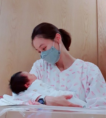 女優ユン ソイ 娘を初公開 逆子だったので手術で出産 ソ ヒョリムも祝福 記事詳細 Infoseekニュース