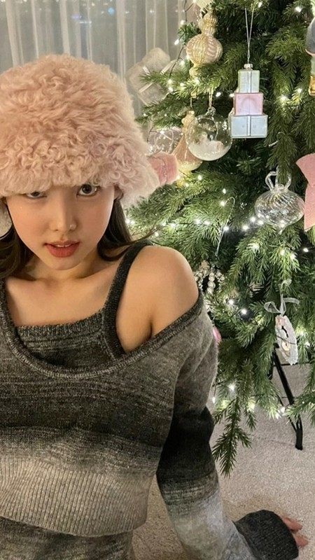 ナヨン（TWICE）、くっきりとした鎖骨…セクシー美を見せつける