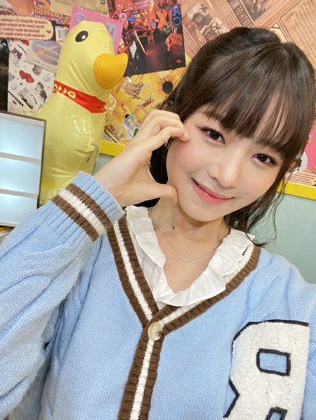 IVE」日本人メンバーのレイ、誕生日を迎えライブ配信でファンと