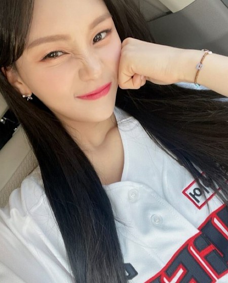 VIVIZ」オムジ、かなり痩せた…整形でもつくるのが大変な「完璧なV