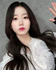 NMIXX」ヘウォン、100枚撮影して2枚選んだという自撮り…「職人の結果物