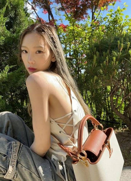 少女時代」テヨン、サイドにスリットの入ったトップスでセクシー