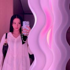 BLACKPINK」JISOO、”人形のようなビジュアル”…夢幻的な雰囲気に