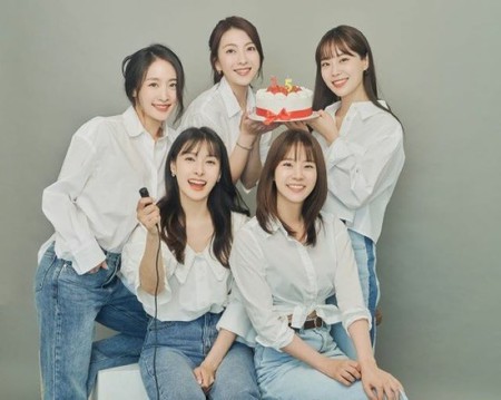 デビュー15周年を迎えた「KARA」、集合写真公開が話題…再結成ステージ