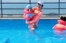 女優ソ・ユジン、夫ペク・ジョンウォンにそっくりな娘と夏を楽しむ…水着姿で完璧なスタイルも披露