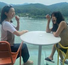 女優ファン・シネ、友人チョン・イナとの憩いのひとときを公開…笑い合う自然体の姿で魅了