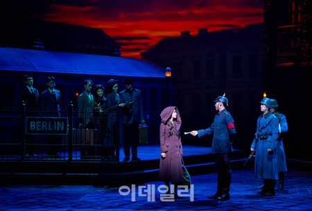 韓国ミュージカル「マタハリ」、公演中に俳優が落下事故…”負傷程度を確認中”