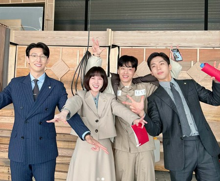 ”ウ・ヨンウ”俳優カン・ギヨン、「ハーメルンの笛吹」パン・グポンとの団体ショットを公開