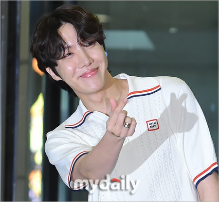 「BTS」J-HOPE、致命的な“えくぼ笑顔”…詰めかけたファンに感謝の指ハート