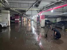 俳優チョ・ハンソン、大雨によって被害受けたマンション地下駐車場で復旧活動に参加