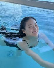 タレントのイム・ボラ、休暇中でプールを楽しむ姿を公開“完璧な水着スタイル”