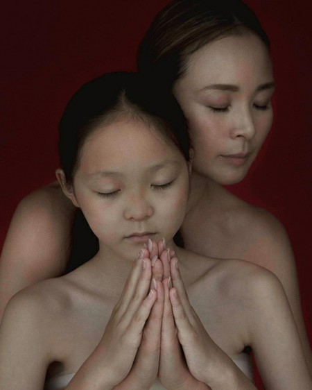 モデルSHIHO、サランちゃんとの美しいグラビア公開…展示会で母娘の「祈り」