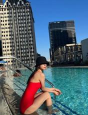 「宇宙少女」ソラ、強力なレッドカラーの水着も着こなす…アメリカでの日常を公開