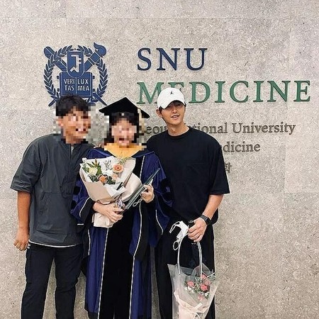 俳優ソン・ジュンギ、妹の“ソウル大学医学部”学位授与式に出席！家族写真が話題