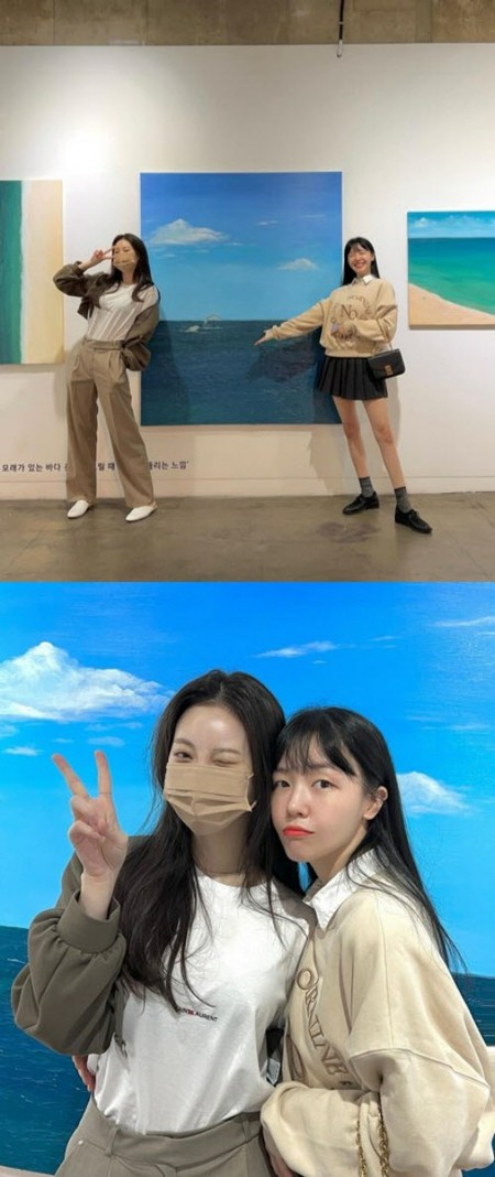 「Girl’s Day」ミナ、ユラの個展を訪問“今も変わらぬ友情”