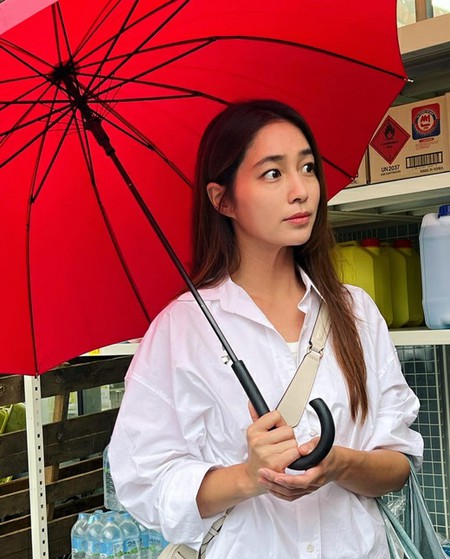 女優イ・ミンジョン、雨の火曜日は赤い傘で…まるで青春ロマンスのヒロイン
