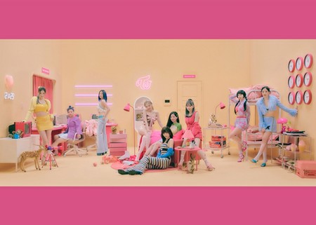 「TWICE」、アメリカビルボードメインチャート2週連続TOP10入り