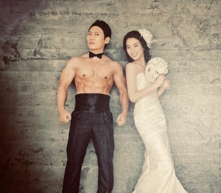 結婚10周年を迎えたタレントのイ・サンユン、一風変わったウェディングフォトが話題…どうして筋肉なの？