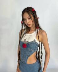 JENNIE（BLACKPINK） 、肩と腰のあいた衣装…妙に果敢なスタイルも”ブルピン風”