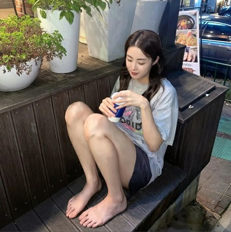 韓国女優 生脚 海外出国 
