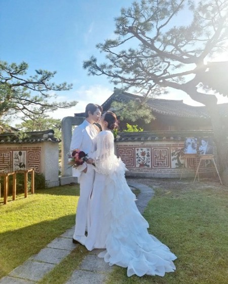 女優シム・ウンジン＆俳優チョン・スンビン、「Baby V.O.X」祝歌の中で華やかな結婚式…“ユン・ウネはいないの？”