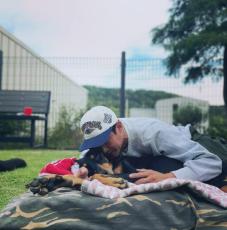 俳優ペ・ジョンナム、リハビリ中の愛犬抱きしめ「僕の娘、愛してる」