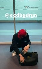 G-DRAGON（BIGBANG）、ブランドバックも空港の床に置き…イ・スヒョクも「何してるの」
