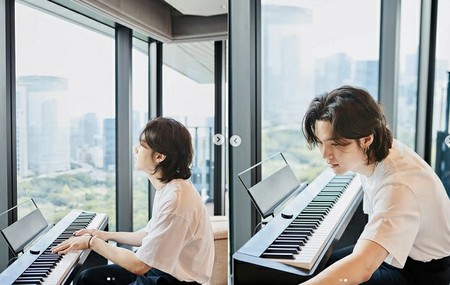 SUGA（BTS）、日本のホテルでピアノ演奏！優雅な雰囲気でファンを魅了
