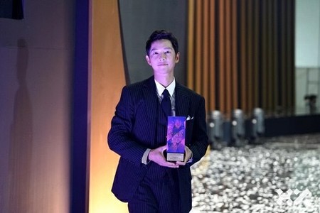 俳優ソン・ジュンギ、APAN大賞記念ショット…演技、ビジュアルすべてから品格ただよう