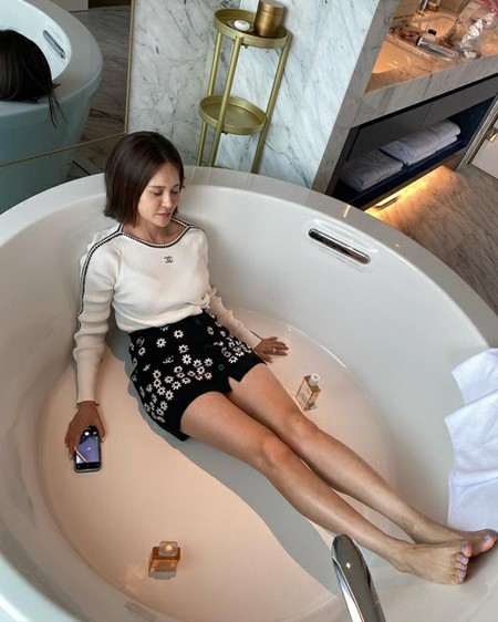 歌手IVY、全身高級ブランドを身に着け浴槽に“バタン”…ラグジュアリーな近況公開