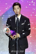 ソン・ヘギョとの離婚を経た俳優ソン・ジュンギ、大賞受賞コメントで「愛する…」と言及したのは誰？