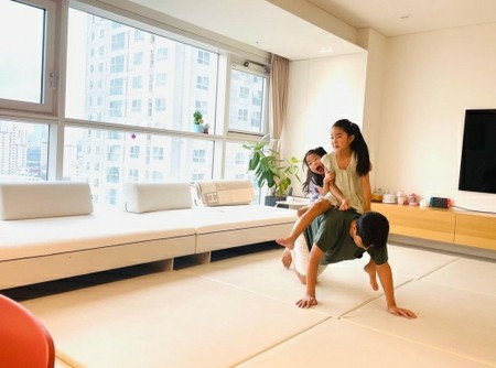 俳優イン・ギョジン、2人の娘と全力で遊ぶパパの姿…「情熱的なイン親子」