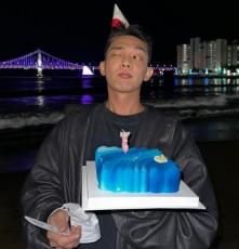 恋に落ちた俳優ユ・アイン、「テーマを把握し、身の程を知りながら生きる」…釜山での誕生日パーティーに感謝