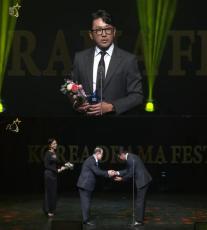 俳優ハ・ジョンウ「2022コリアドラマアワード」で初の大賞受賞…「どうしたらいいのか」