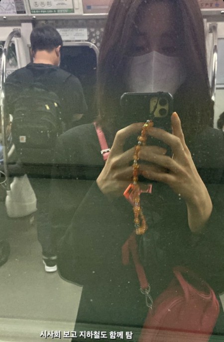 女優パク・ハソン、地下鉄にも乗る「気さくなてくてく族」…車内の隅で静かに“パシャリ”