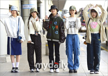 “MINJIルックス集中セルカ？”…「NewJeans」が日本へ出国、今回の空港ファッションはいたずらっ子スタイル