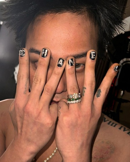 G-DRAGON（BIGBANG）、タトゥーがこんなに多かった？シックな濃いマニキュアをつけて