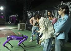 「BTS」釜山公演、“ロボット犬”がステージまでエスコート
