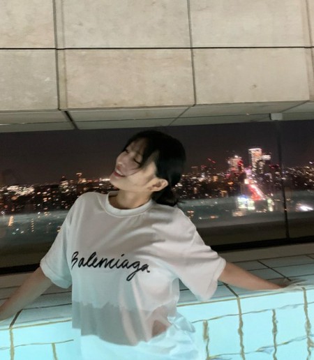 TWICE」モモ、ビキニよりセクシー？…白いTシャツ姿で”ドブン