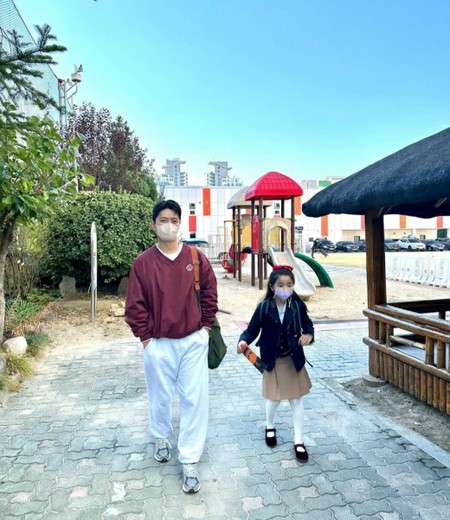 女優ソ・イヒョン、夫イン・ギョジンが娘の登校に付き添い…「いってらっしゃ～い」